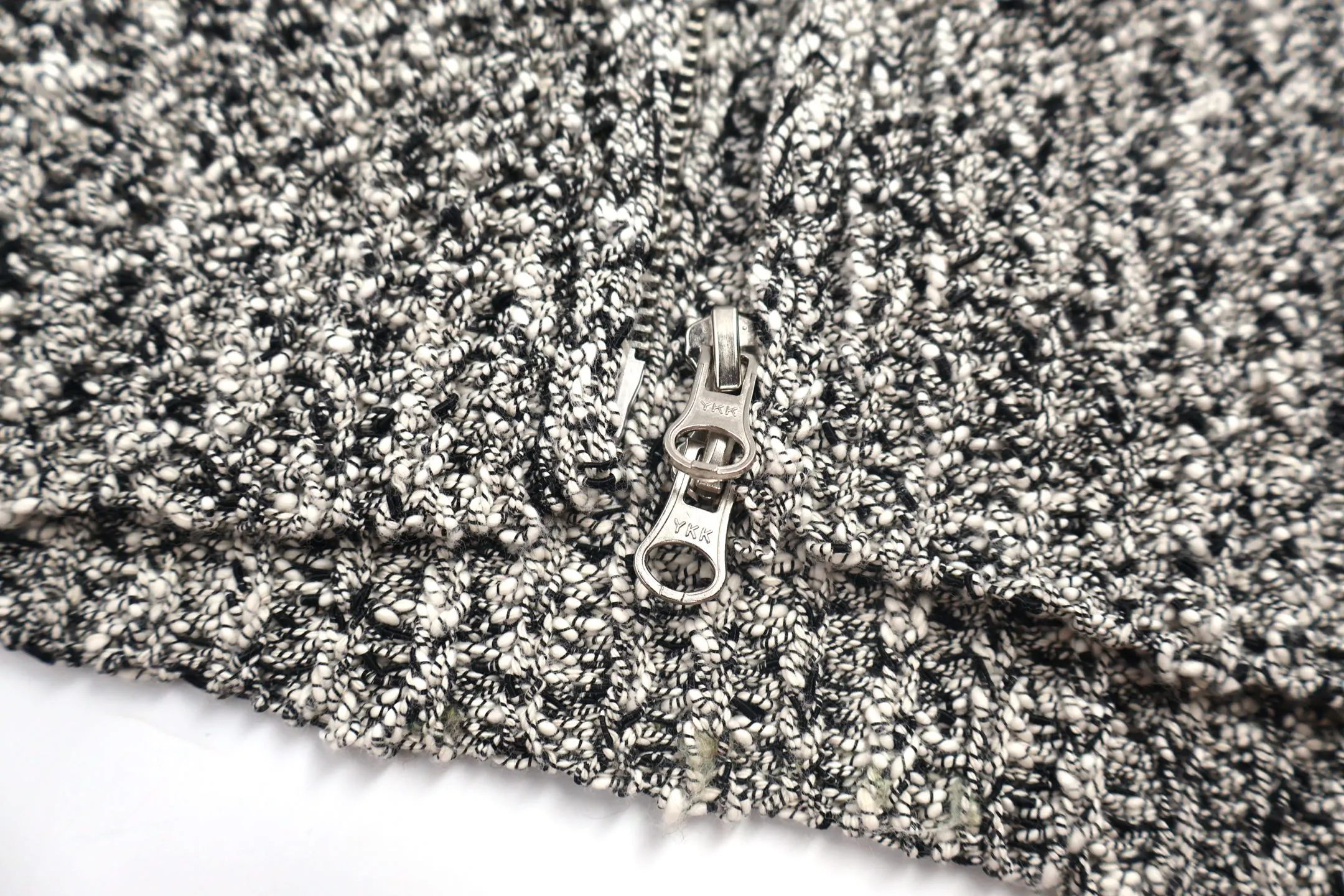 P660 exclusive supply] Stone Island coral sweater jacket Customized dyeing of original yarn has become popular in Xiaohongshu very early. Many Internet celebrity shops are doing it. The products they make can only be said to be unsightly. They are all made of ready-made yarn. This original version is made of 7 yarns of different colors and thicknesses that must be arranged to achieve the original effect. The customization cycle is very For a long time, the molded original version has the same ykk No. 5 special craftsmanship zipper, using an old-fashioned 9-needle thick-thread wool loom (due to low efficiency and high waste, factories pursuing efficiency have abandoned it, and only some big brands still use it). The strongest armband on the entire network, all detailed identification points restore the original inspection level! All Stone Island armbands must have three yellow lines, anything without them is fake! The models before 2021 had four yellow lines, and after 21fw, they all had three. We restored them perfectly. Size:S-M-L-XL